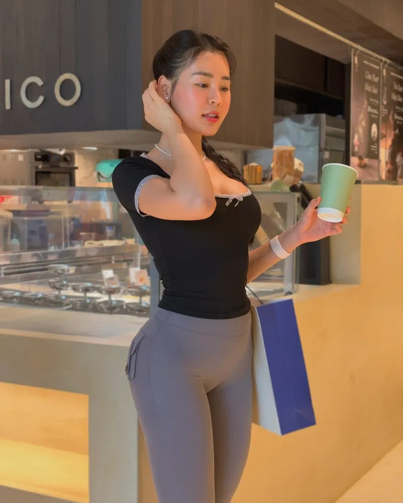 Gái xinh trong trang phục bó sát, thể hiện phong cách tự tin