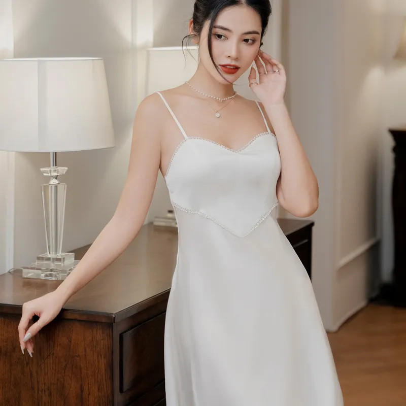 Hình ảnh cô gái trong bộ đồ ngủ lãng mạn, nhẹ nhàng