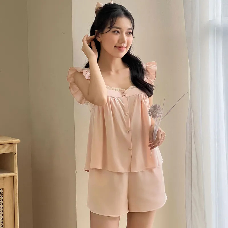 Ảnh cô gái trong bộ đồ ngủ ngọt ngào