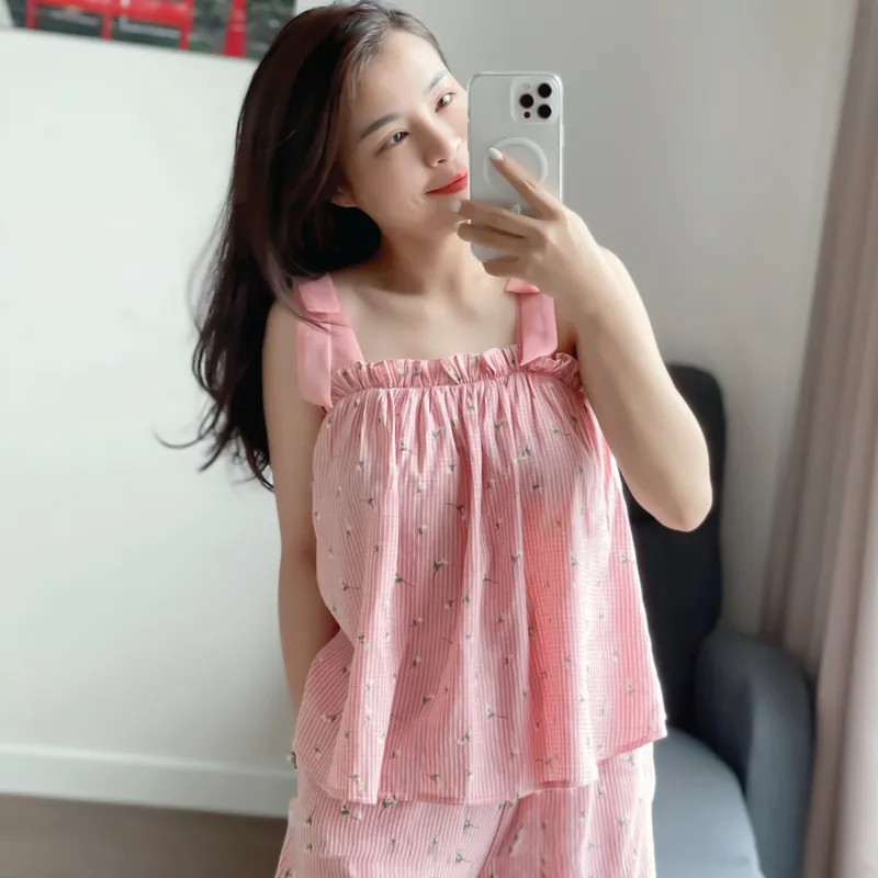 Gái xinh trong trang phục ngủ thoải mái, giản dị