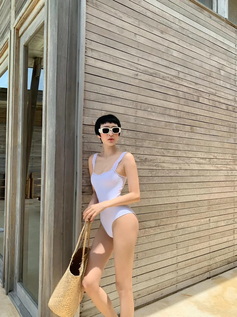 Hiền Hồ bikini rực rỡ dưới nắng.
