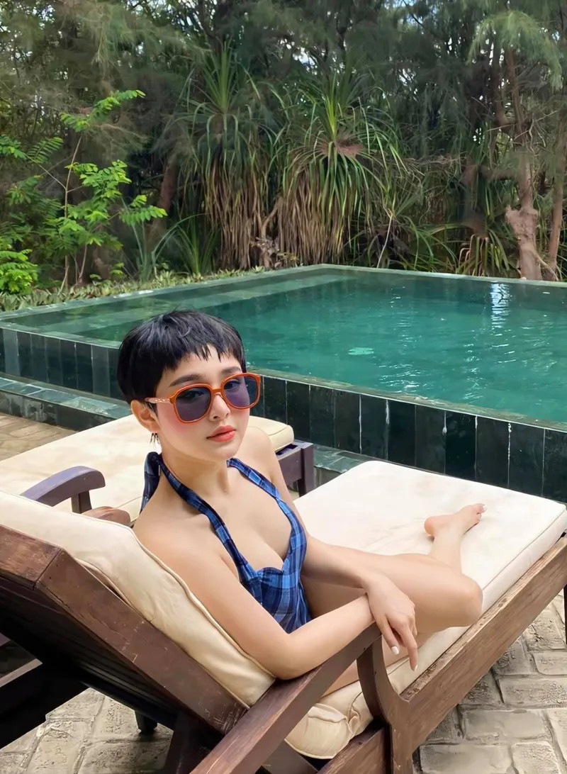 Hiền Hồ bikini nổi bật trên bãi biển.