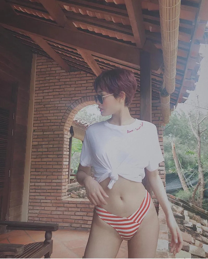 Hiền Hồ khoe dáng với bikini.