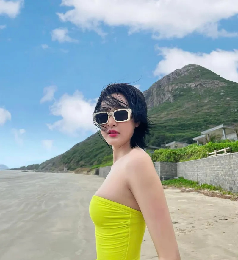 Hiền Hồ diện bikini trên biển.