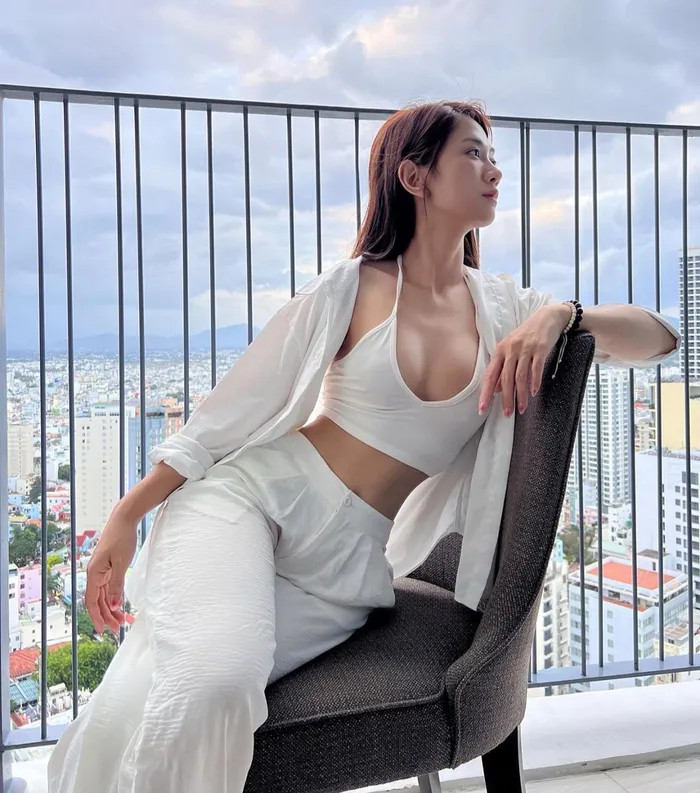 Lê Bống khoe đường cong quyến rũ trong ảnh bikini