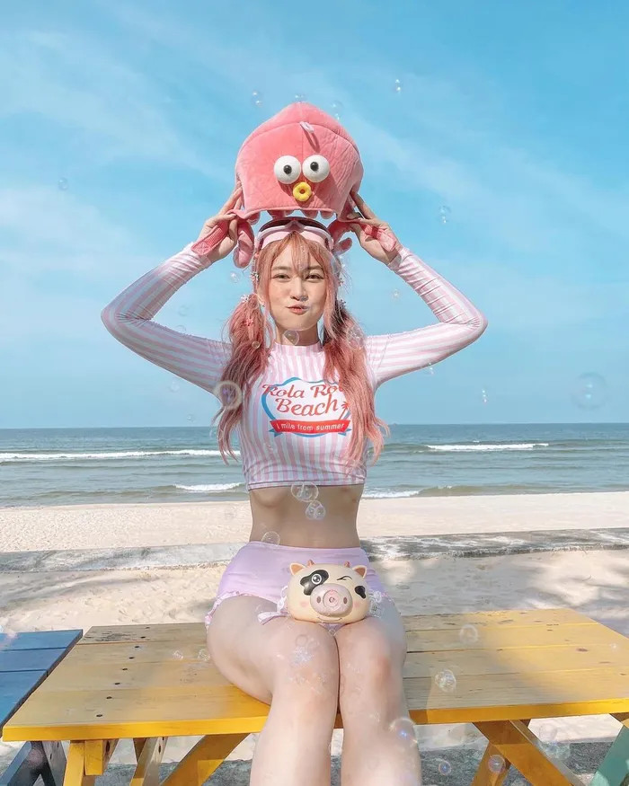 Lê Bống xinh đẹp trong bikini gợi cảm