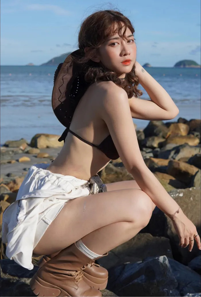 Lê Bống khoe sắc đẹp trong trang phục bikini