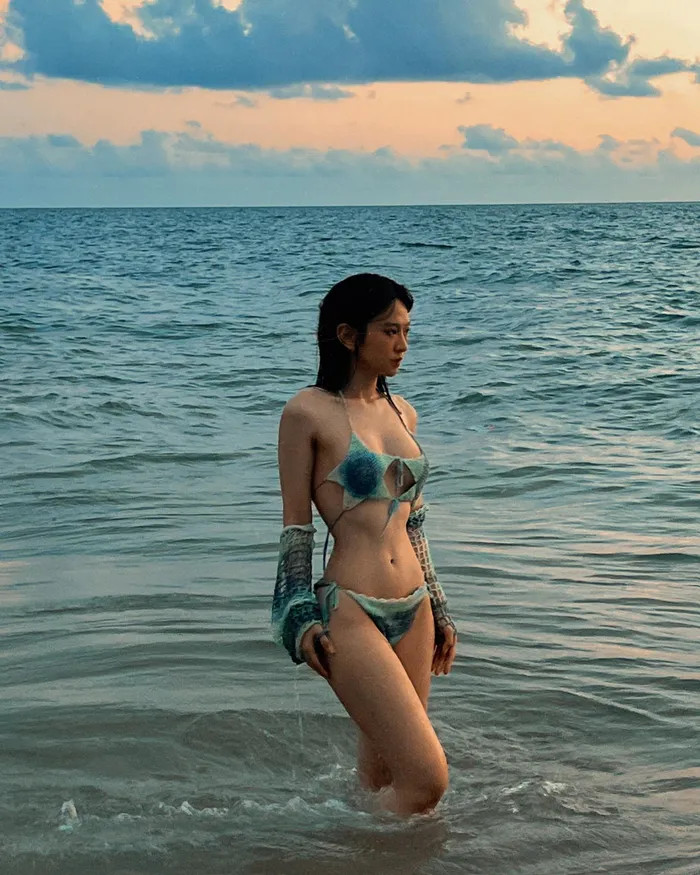 Lê Bống trong bộ bikini mỏng manh