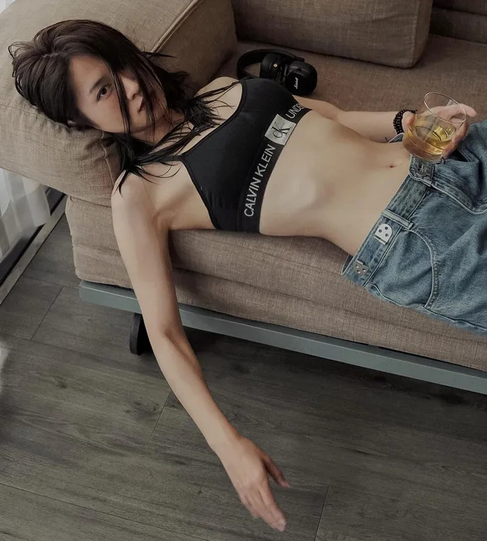 Lê Bống thu hút ánh nhìn với bộ bikini táo bạo