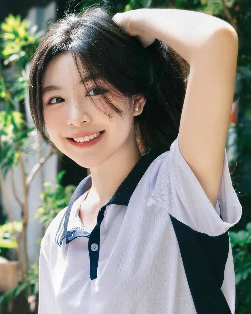 Lọ Lem quyền Linh sở hữu vẻ đẹp giản dị trong trẻo
