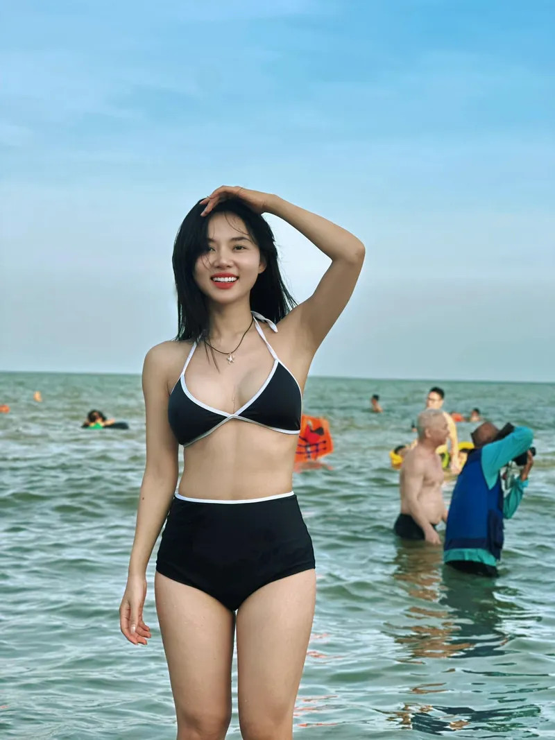 Vẻ đẹp của Ngô Lan Hương trong bộ bikini đầy quyến rũ