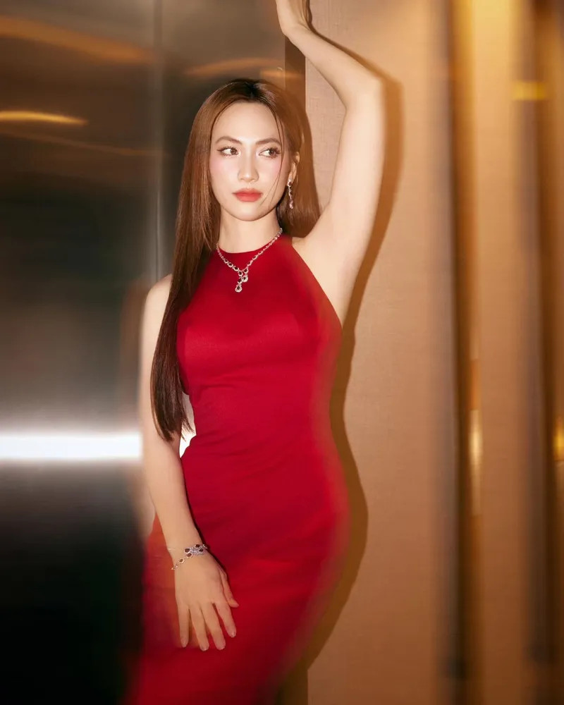 Phương Anh Đào thu hút trong trang phục sexy và hiện đại