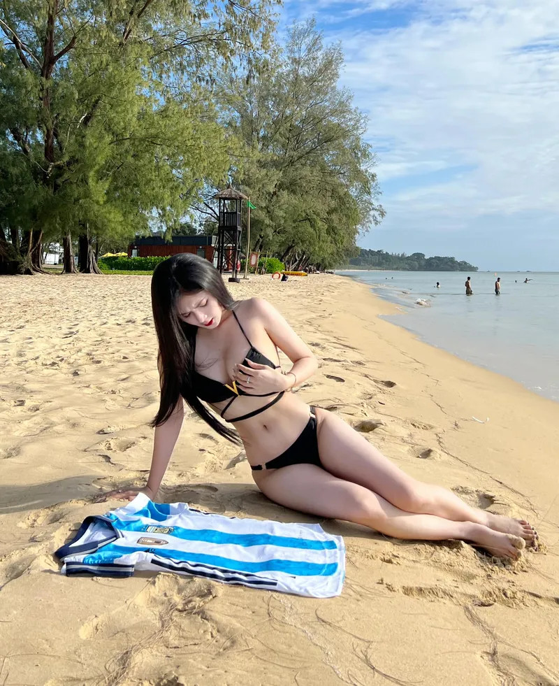 Quỳnh Alee xinh đẹp và quyến rũ trong bikini 