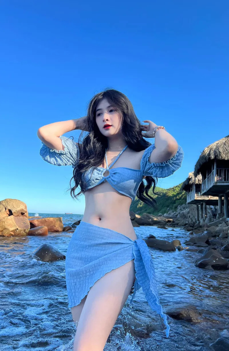 Quỳnh Alee tự tin khoe body 
