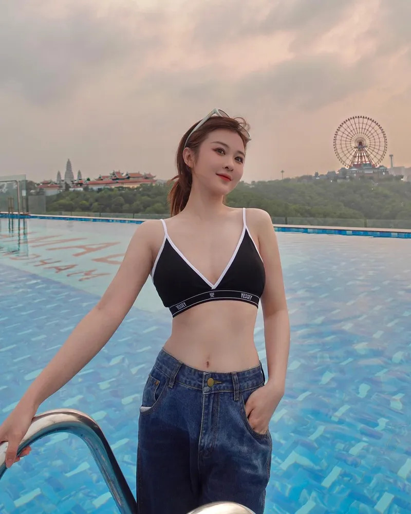Ribi Sachi tạo dáng đầy gợi cảm, thu hút mọi ánh nhìn