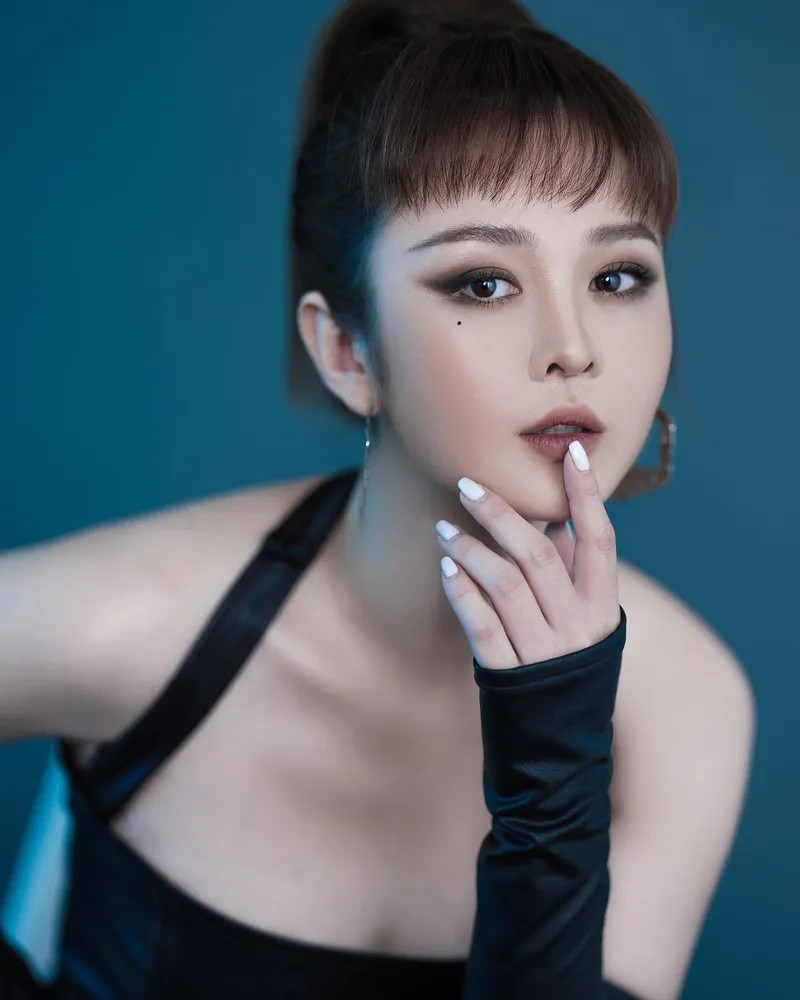 Ribi Sachi mang đến vẻ đẹp gợi cảm trong từng khung hình