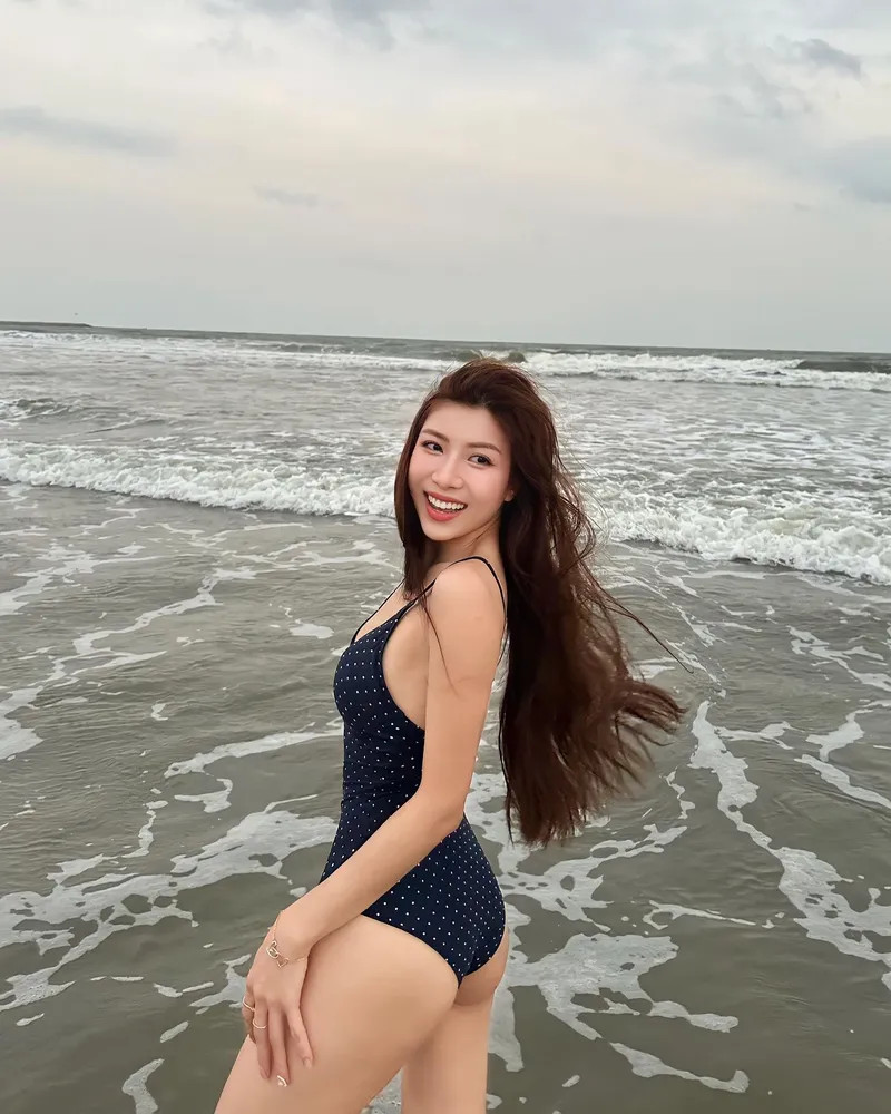 Trang Pháp khoe đường cong hoàn hảo trong bộ bikini thời thượng.